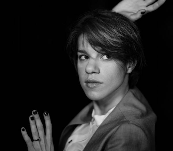Monika: Υπογράφει τα τραγούδια της φετινής πρωτοχρονιάτικης ταινίας του Netflix, The Lost Daughter