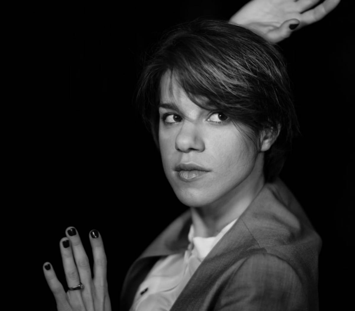Monika: Υπογράφει τα τραγούδια της φετινής πρωτοχρονιάτικης ταινίας του Netflix, The Lost Daughter