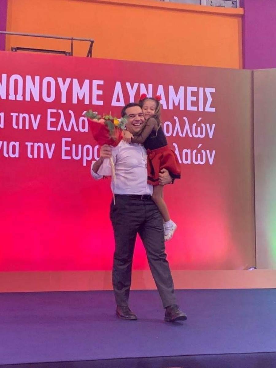 «Τυμβοθηρία», κοριτσάκια στην εξέδρα, λουλούδια: Η πολιτική φρεσκάδα του ΣΥΡΙΖΑ