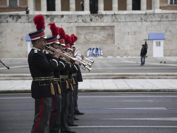 Ένα κρίσιμο EWG την ώρα της παρέλασης και του... μπακαλιάρου