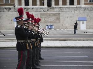 Ένα κρίσιμο EWG την ώρα της παρέλασης και του... μπακαλιάρου