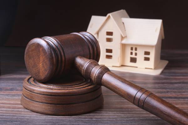 Κοινωνικό μέτωπο προστασίας της α' κατοικίας «χτίζουν» οι Δικηγορικοί Σύλλογοι