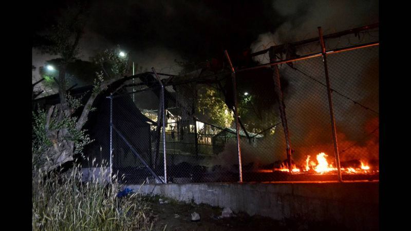 Κάηκαν σκηνές στη Μόρια
