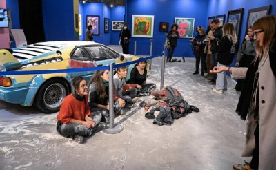 Ακτιβιστές αλεύρωσαν έργο του Warhol- Μήνυμα για την κλιματική αλλαγή