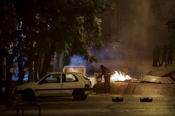 Πεδίο μάχης τα Εξάρχεια: Πέτρες, μολότοφ, χημικά και συλλήψεις