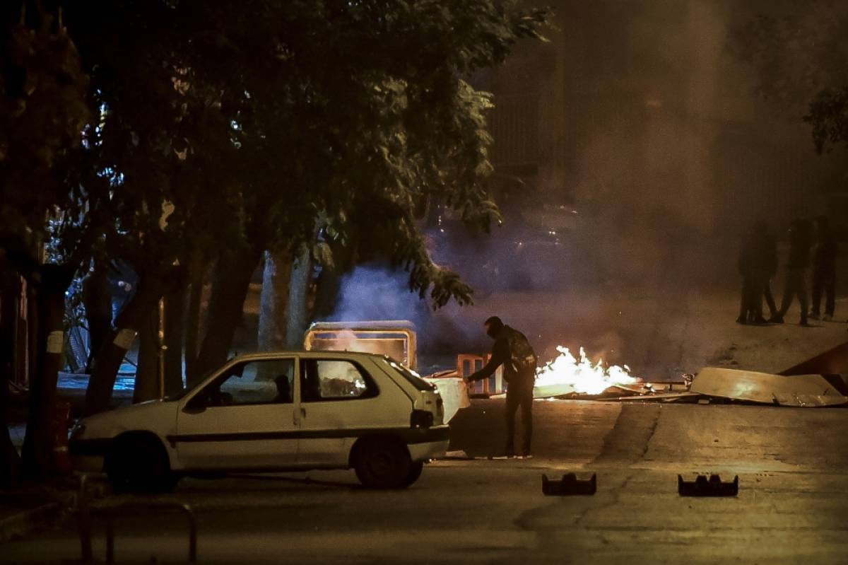 Πεδίο μάχης τα Εξάρχεια: Πέτρες, μολότοφ, χημικά και συλλήψεις