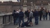 Τσέχοι οπαδοί ουρούν σε ζητιάνα (video)