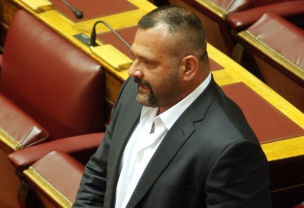 Χρυσαυγίτης βουλευτής απείλησε την Κανέλλη μέσα στη Βουλή