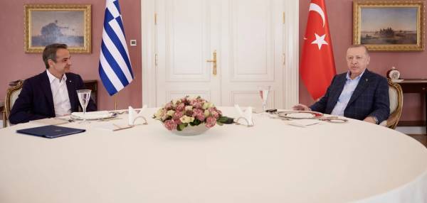 Μητσοτάκης: Ενημερώνει τους πολιτικούς αρχηγούς για τη συνάντηση με Ερντογάν