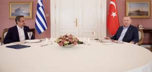 Μητσοτάκης: Ενημερώνει τους πολιτικούς αρχηγούς για τη συνάντηση με Ερντογάν