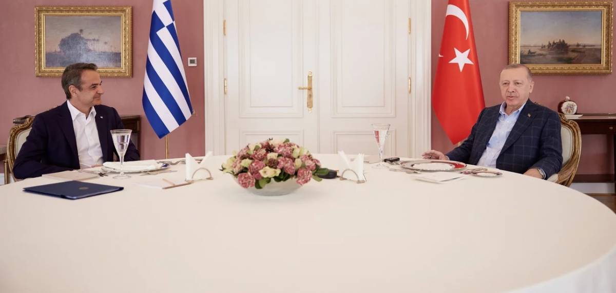 Μητσοτάκης: Ενημερώνει τους πολιτικούς αρχηγούς για τη συνάντηση με Ερντογάν