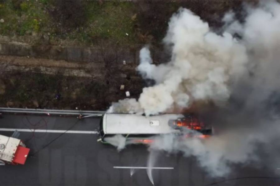 Τουριστικό λεωφορείο τυλίχθηκε στις φλόγες στην Αθηνών-Λαμίας (video)