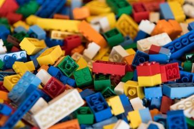 Τέλος η πλαστική συσκευασία για τη Lego