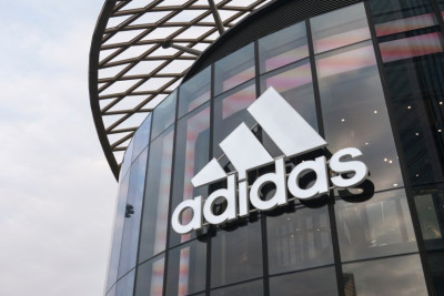 Adidas: Υποβάθμισε τις προβλέψεις κερδών του 2022 λόγω της Κίνας