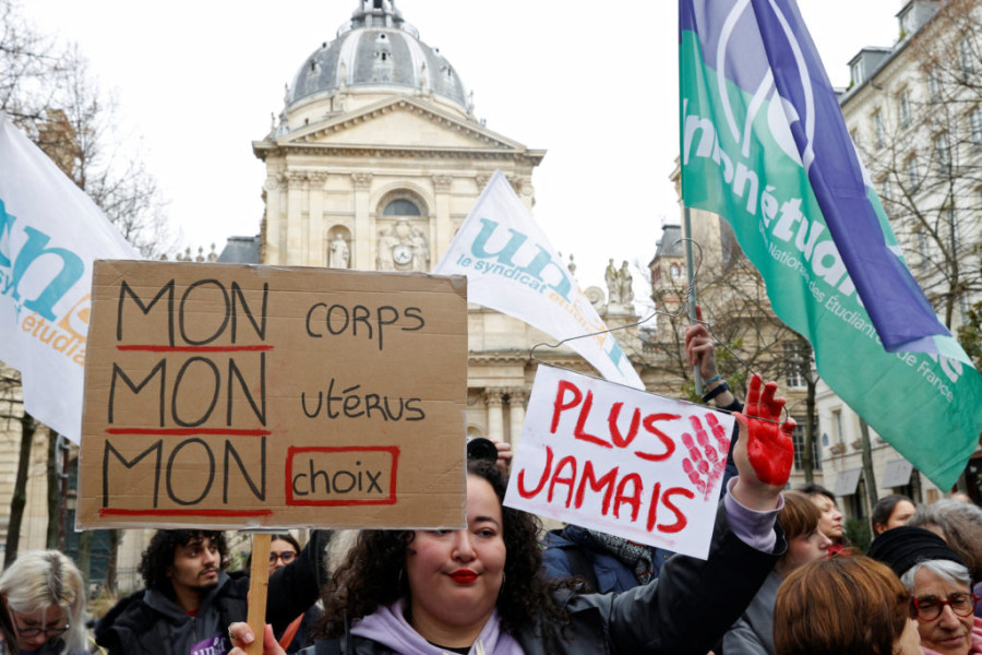 Γαλλία: H πρώτη χώρα που κατοχύρωσε συνταγματικά το δικαίωμα άμβλωσης