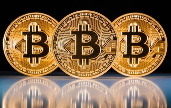 Σε "ελεύθερη πτώση" το Bitcoin