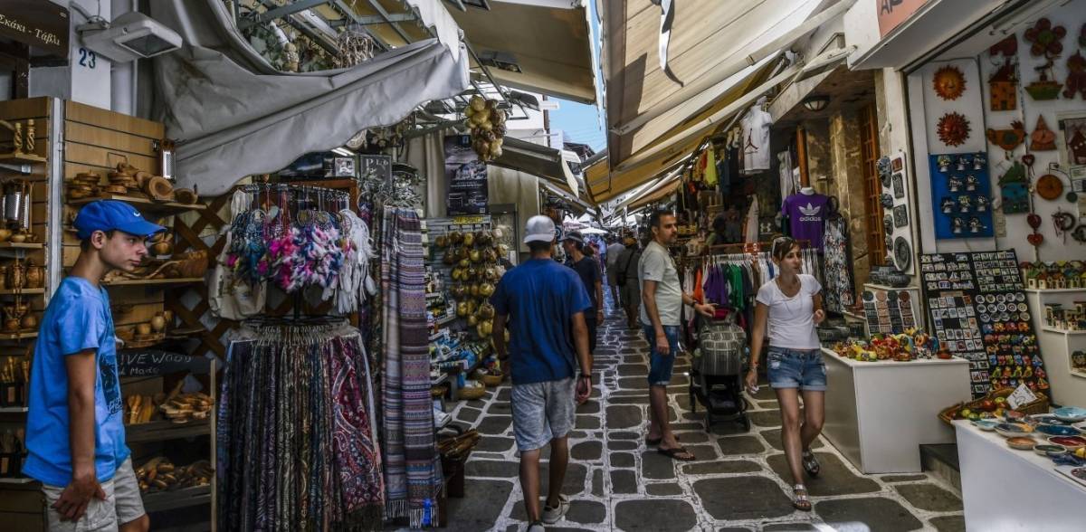 Δύσκολο καλοκαίρι για εποχικά σούπερ μάρκετ, περίπτερα και ψιλικά