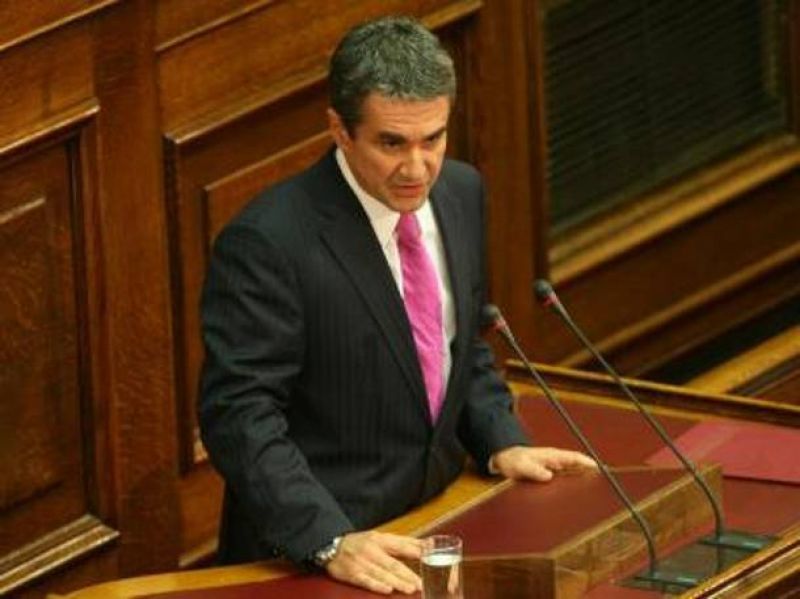 Με «λουκέτο» απειλεί ο Λοβέρδος τους οφειλέτες των Ταμείων