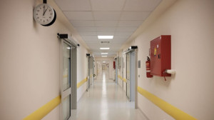 Νοσοκομεία: Επεκτείνεται το «βραχιολάκι» στα Επείγοντα – Πόσο μειώθηκε ο χρόνος εξυπηρέτησης ασθενών