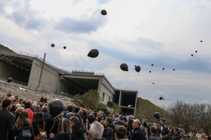 Τέμπη- Σιδηροδρομική τραγωδία: Θρήνος και μαύρα μπαλόνια στο 40ήμερο μνημόσυνο