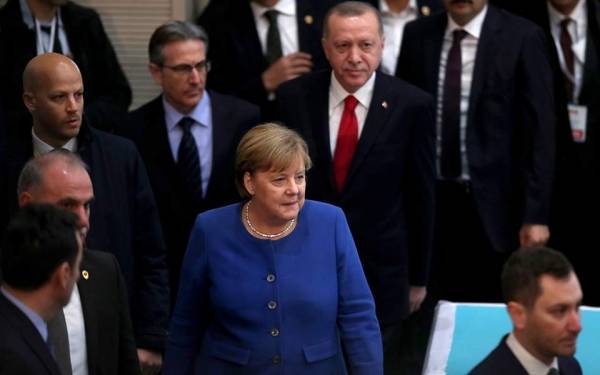 Μέρκελ προς Τουρκία: Απαγορεύονται «παιχνίδια» στην πλάτη προσφύγων