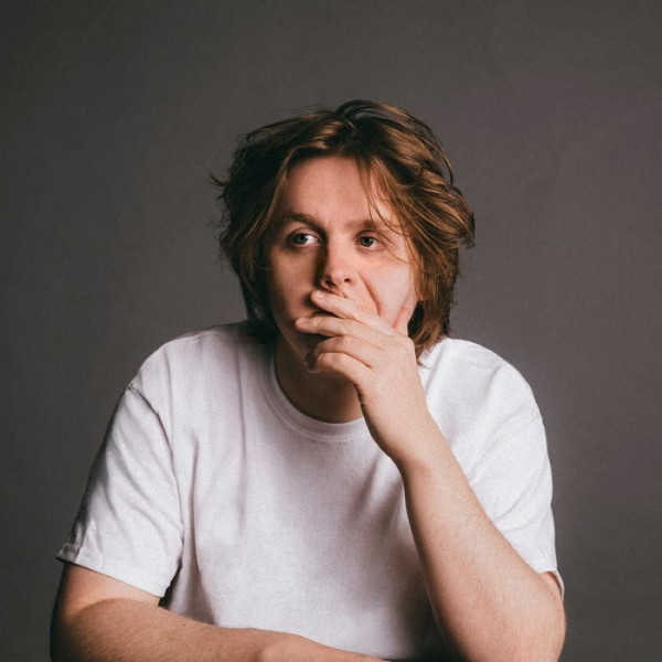 Lewis Capaldi: Ανακοίνωσε διάλειμμα από τις συναυλίες, για να “προσαρμοστεί” στο σύνδρομο Τουρέτ