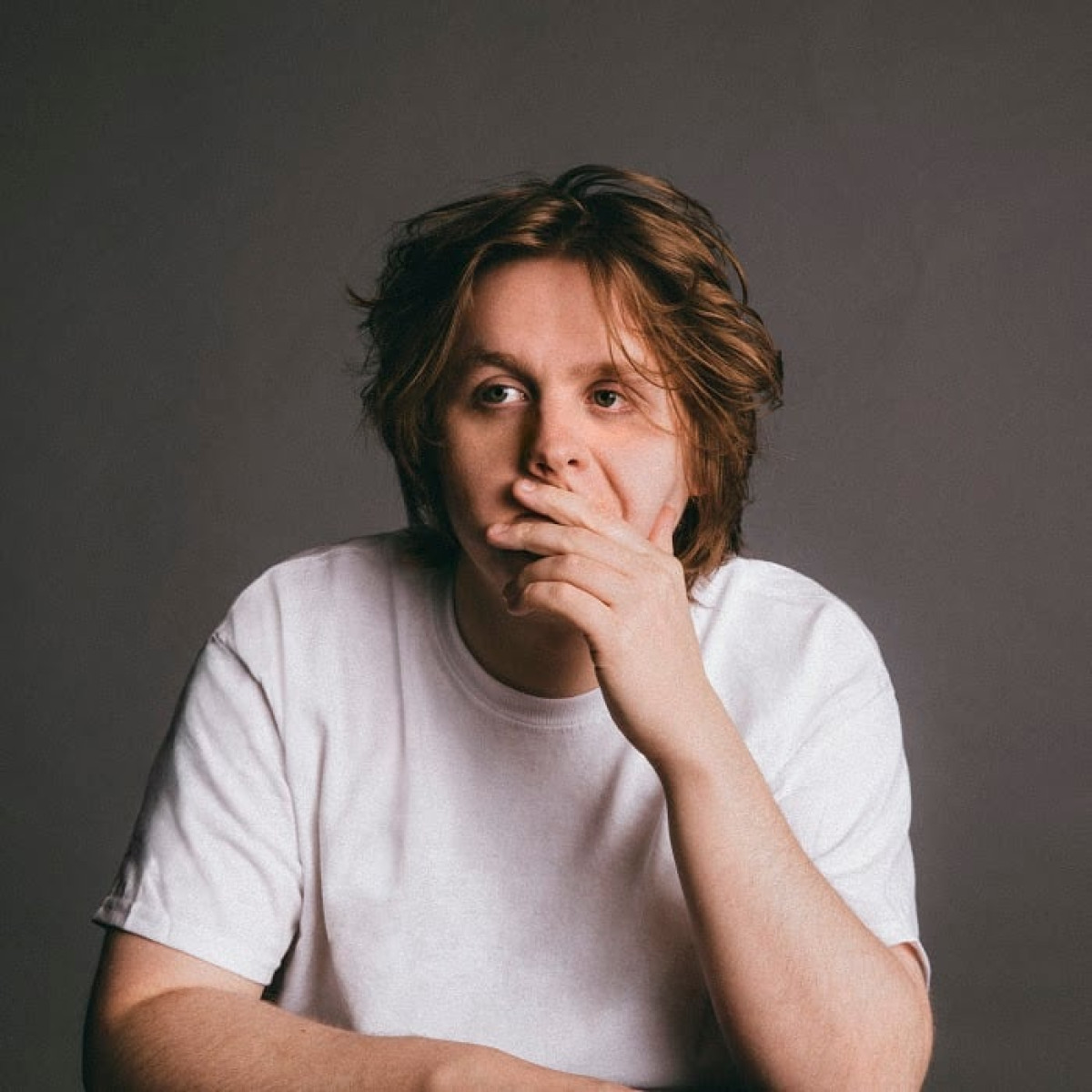 Lewis Capaldi: Ανακοίνωσε διάλειμμα από τις συναυλίες, για να “προσαρμοστεί” στο σύνδρομο Τουρέτ