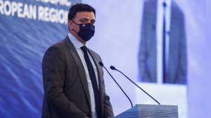 Κικίλιας: Επιστρατεύουμε κινητές μονάδες για τον εμβολιασμό εργαζομένων στα ξενοδοχεία