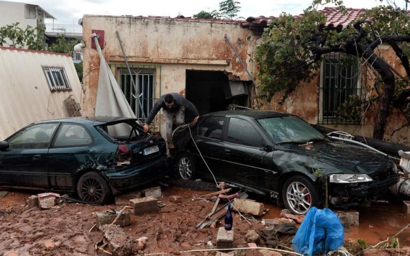 Χωρίς νερό και ρεύμα δεκάδες σπίτια στη Μάνδρα-Αναζητούνται ακόμα αγνοούμενοι