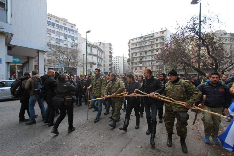 Κυνήγησαν τα ΜΑΤ οι αγρότες– Η ΕΛ.ΑΣ. σταμάτησε αγροτικό αυτοκίνητο