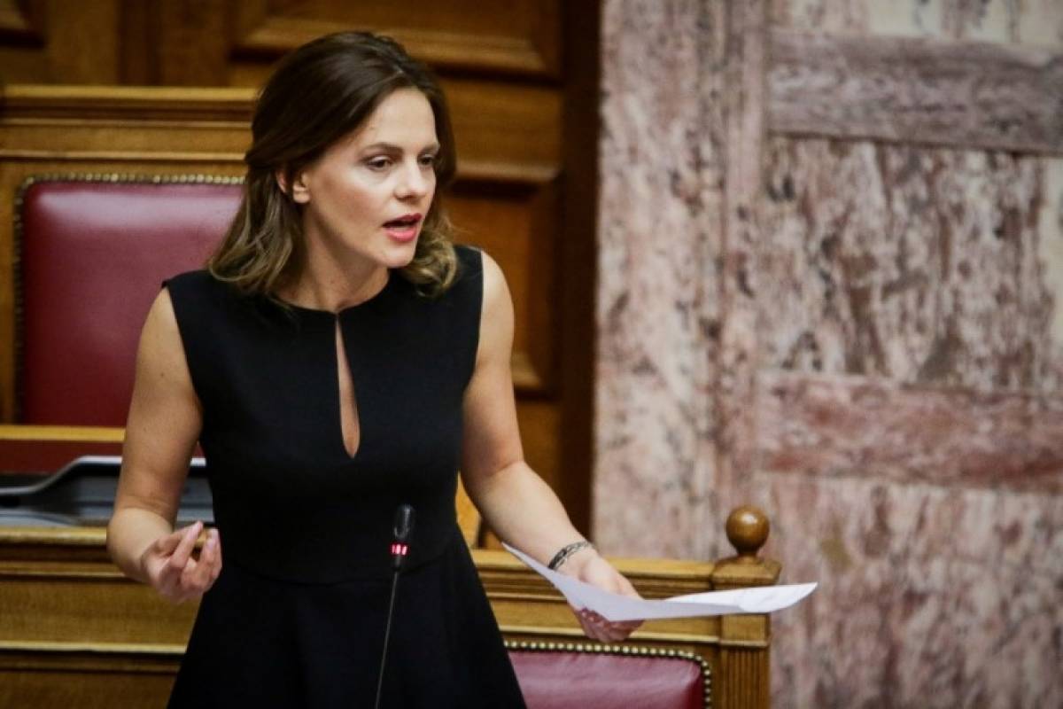 Αχτσιόγλου: Ο Χατζηδάκης ψεύδεται λέγοντας πως καταργεί τη μονιμότητα