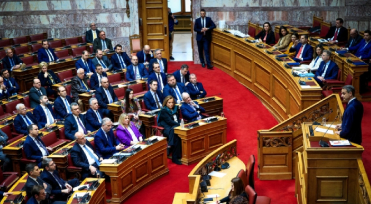 Πρόταση μομφής για τα Τέμπη: Η στρατηγική κυβέρνησης και αντιπολίτευσης