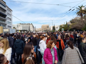 Συγκεντρώσεις για τα Τέμπη: Μεγάλη συμμετοχή-Ένταση με αστυνομικές δυνάμεις