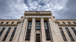 Fed: Συνεδρίαση για τα επιτόκια στη σκιά του πολέμου – Αβεβαιότητα και πληθωριστικές πιέσεις στο επίκεντρο