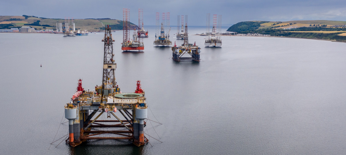 Οδεύει προς εβδομαδιαία κέρδη το πετρέλαιο- Υποχωρεί το φυσικό αέριο