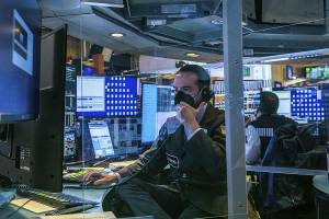 Σε κλοιό βραχυπρόθεσμων ρευστοποιήσεων η Wall Street