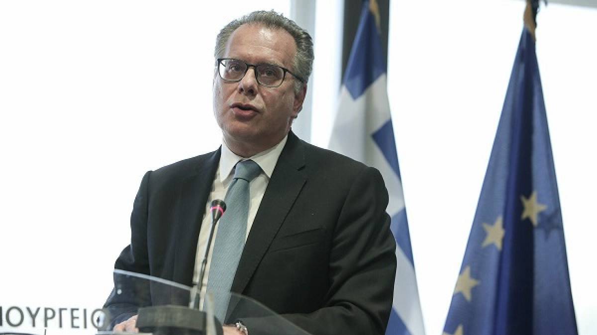 Άγνοια Κουμουτσάκου για την πρόσληψη της πρώην συζύγου του στη Βουλή