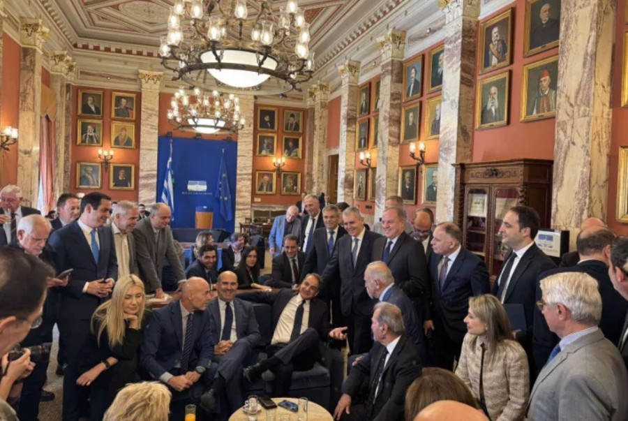 Μητσοτάκης σε «γαλάζιους» βουλευτές: Εκλογές το Πάσχα του 2027