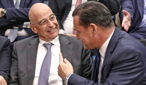 Συνεχίζονται οι κατά ριπάς βολές του Αδωνι με στόχο τον Δένδια