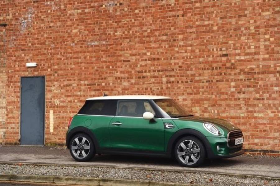 Νέα επετειακή έκδοση MINI, φόρος τιμής στην 60χρονη ιστορία του πρώτου μοντέλου