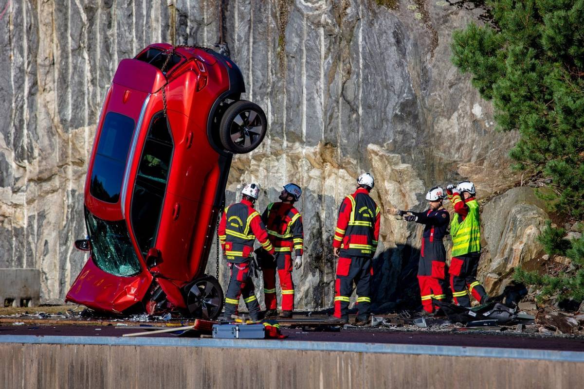 Για ποιο λόγο κάνουν στην Volvo βουτιά τα αυτοκίνητα τους από τα 30 μέτρα