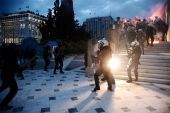 Εκτεταμένα επεισόδια έξω από τη Βουλή (εικόνες - βίντεο)