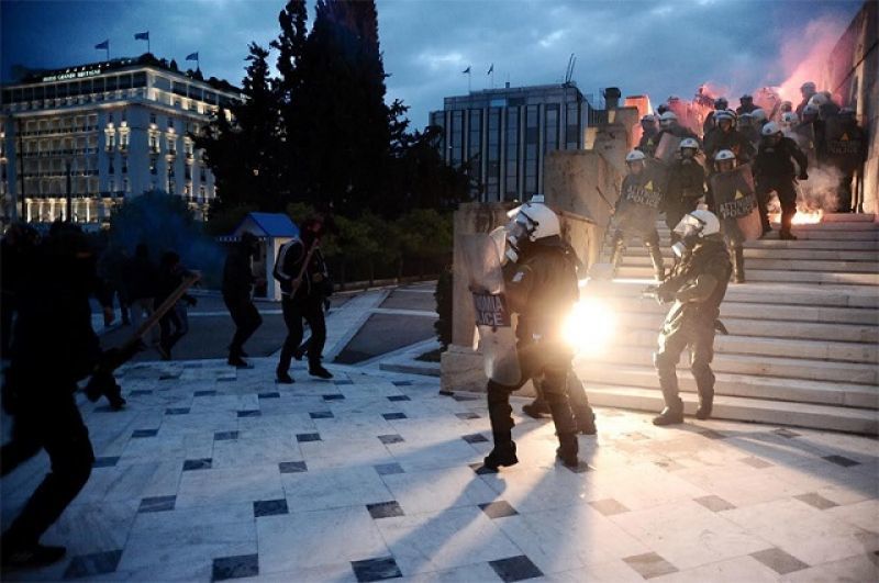 Εκτεταμένα επεισόδια έξω από τη Βουλή (εικόνες - βίντεο)