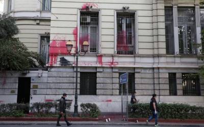 Επίθεση Ρουβίκωνα με μπογιές στην ιταλική πρεσβεία
