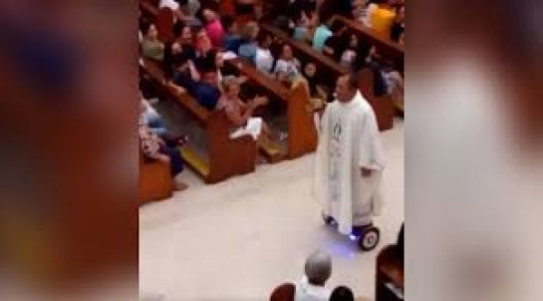 Φιλιππίνες: Viral video με ιερέα που ψάλλει πάνω σε... hoverboard!