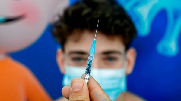 Βρετανία-Μoderna: Έγκριση του εμβολίου για εφήβους 12-17 ετών
