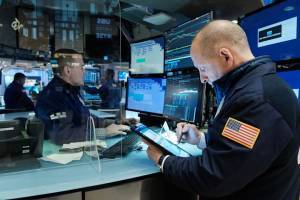 «Ασανσέρ» οι δείκτες στη Wall Street- Άνοιγμα με ράλι, κλείσιμο με «βουτιά»