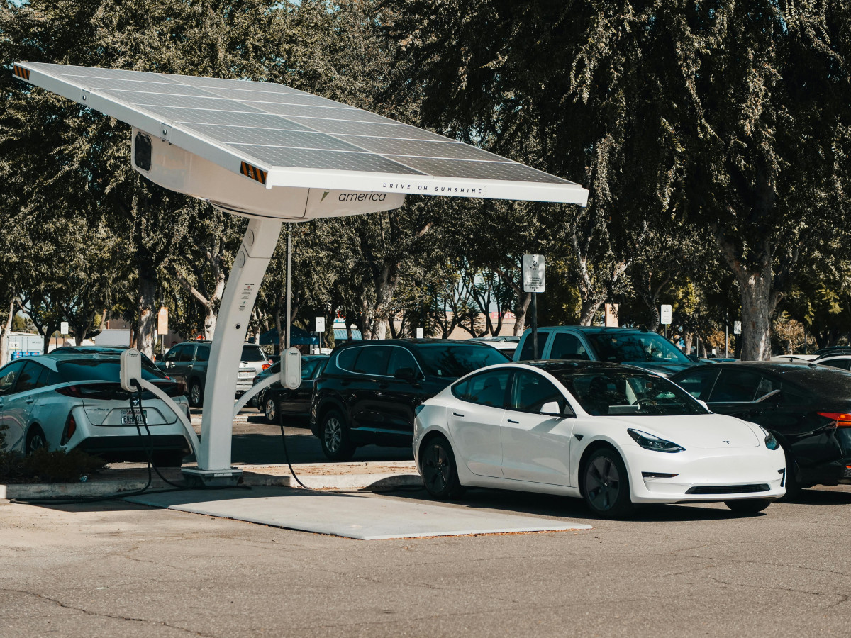 Εκπτώσεις έως 40% κάνουν τη μίσθωση Tesla πιο οικονομική στο Ηνωμένο Βασίλειο