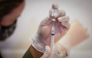 Εμβόλια για όλους: Κυβερνητική πρωτοβουλία στη μάχη κατά των ανισοτήτων