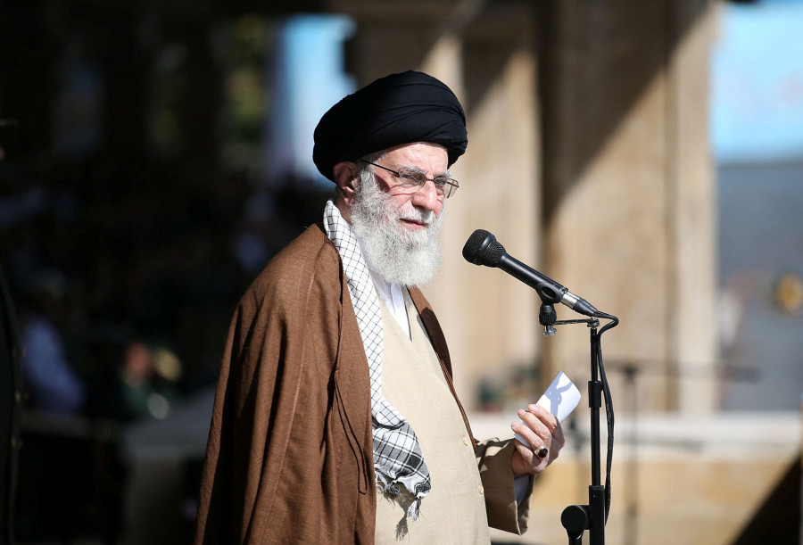 Εκρήξεις στο Ιράν: Ο αγιατολάχ Χαμενεΐ απειλεί με σκληρή απάντηση